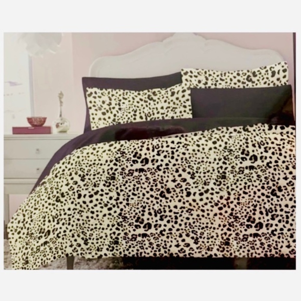 Betsey Johnson Twin Leopard Print Comforter Set